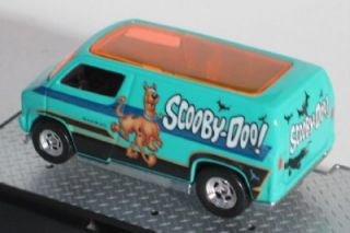 HOT WHEELS Scooby Doo! Custom 77 Dodge Van w/M2 Machines Auto Case