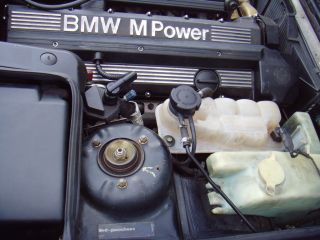 BMW M5 3,6L E34 Tüv neu   Guter Zustand in Glanzschwarz