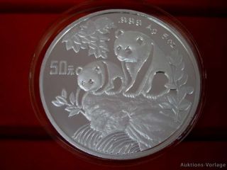Sie erhalten eine Silber Panda 5 oz PP 1992. Die Lieferung erfolgt