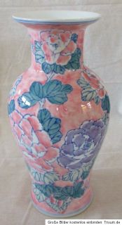 eine chinesische Vase aus Porzellan mit großen Blüten auf rosa Grund