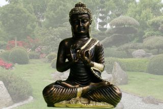 Traumhafte Buddhastatue eines meditierenden Buddhas in der dafür