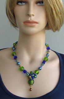 G001   opulentes Collier mit Silverfoil Perlen und Herz in Grün und