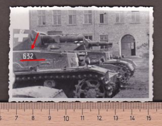 FOTO 2.WK Panzer Tanks Kennung 632 weißes Kreuz vor Gebäude