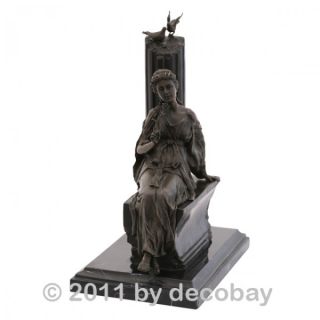 Frau die auf einer Bank an einer Säule sitzt Bronze Figur Skulptur