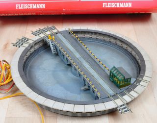 Fleischmann 9152 Elektrische Drehscheibe mit 9 Gleisabgängen / Spur N