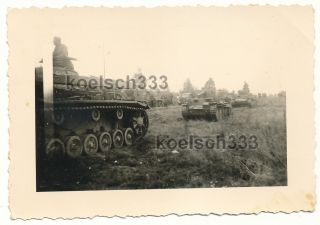 Foto Panzer III & 38(t) Kampfwagen Kolonne HKL Tank Angriff Rollbahn 2