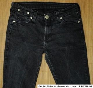 Die Jeans ist getragen mit Waschspuren, sauber und in gutem Zustand (s