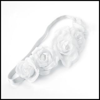 Dehnbares, schmales Haarband mit fünf Rosen aus Stoff verziert.