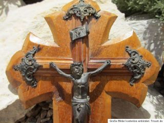 altes Kruzifix Holz Kreuz mit Weihwasserkessel Christus Korpus aus