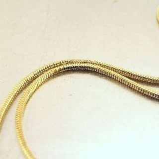 toujours chic le bijoux en plaqué or. Chaine Serpent, longueur 40